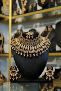 Golden chocker