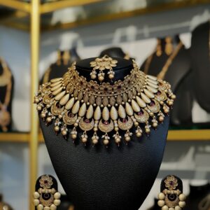 Golden chocker