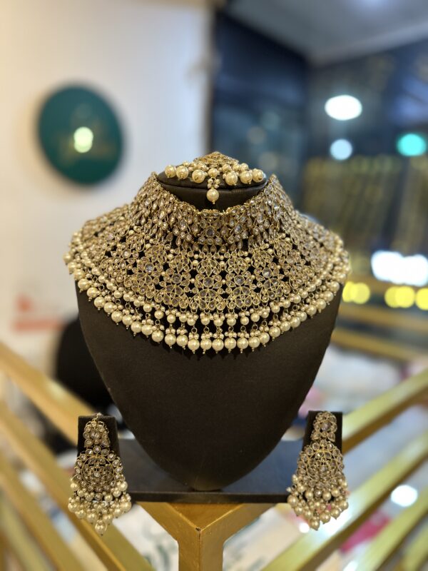 mehendi chocker